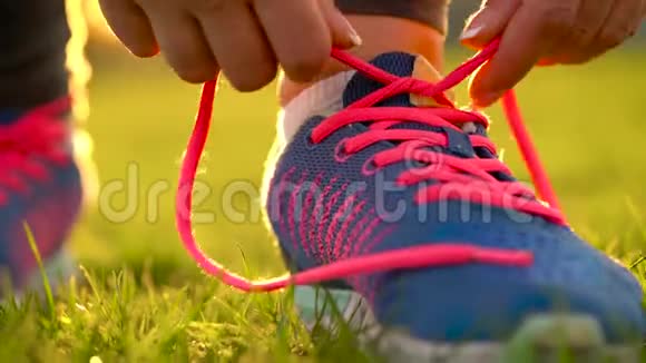 跑鞋女人系鞋带视频的预览图