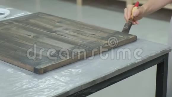 车间里的那个女人正在做木板造成了古代的影响视频的预览图
