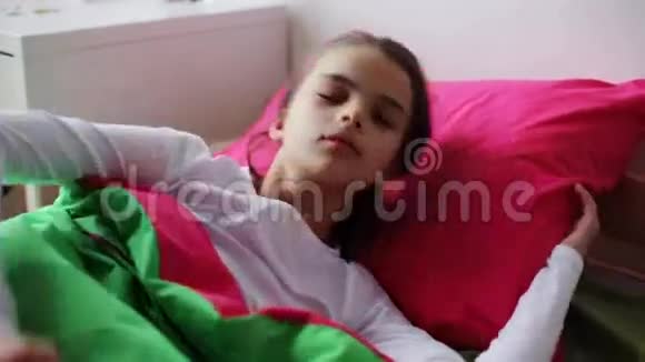 在家睡觉的女孩视频的预览图