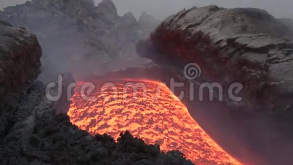 熔岩流在埃特纳火山上西西里岛视频的预览图