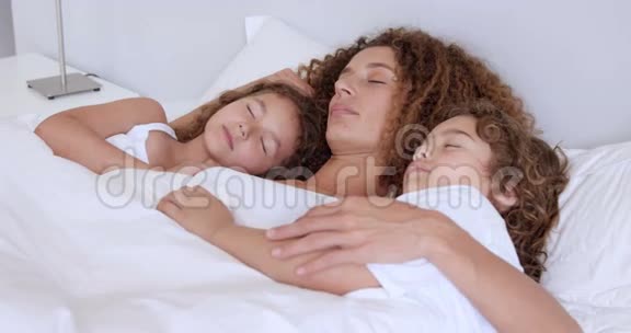 妈妈和孩子们在睡觉视频的预览图