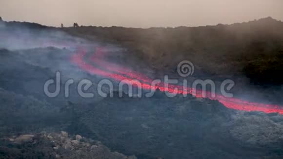 熔岩流在埃特纳火山上西西里岛视频的预览图