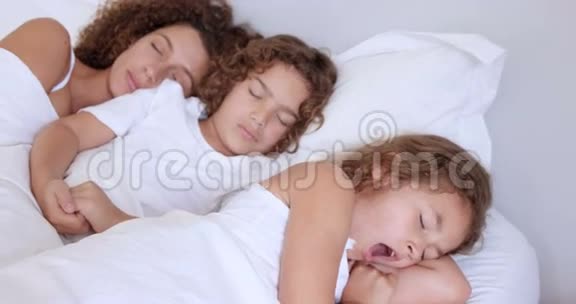 妈妈和孩子们在睡觉视频的预览图
