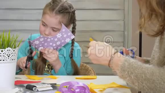 女生们和老师一起用自己的手缝一个软玩具视频的预览图