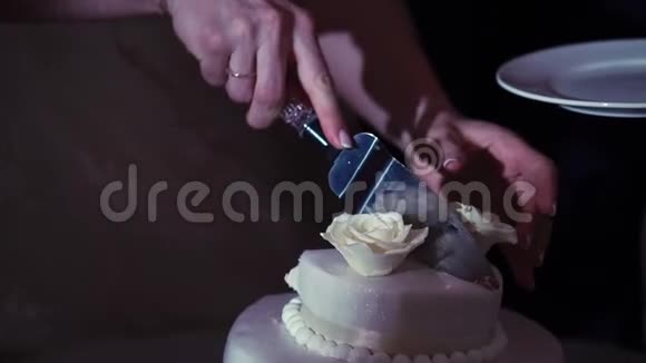 女人切庆祝蛋糕视频的预览图