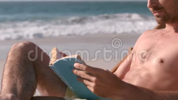 一个人在看书微笑着视频的预览图