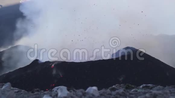 埃特纳火山爆发爆炸和熔岩流视频的预览图