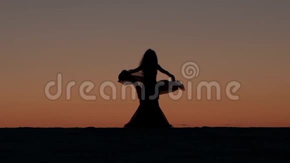 舞女在夕阳下跳舞肚皮舞剪影视频的预览图