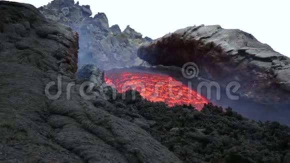 熔岩流在埃特纳火山上西西里岛视频的预览图