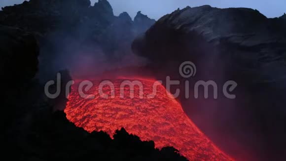 熔岩流在埃特纳火山上西西里岛视频的预览图