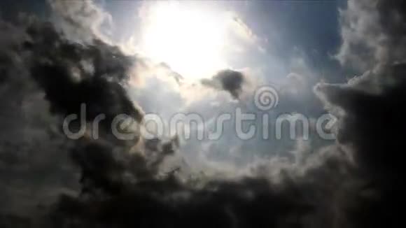 有太阳的云时间流逝的背景视频的预览图