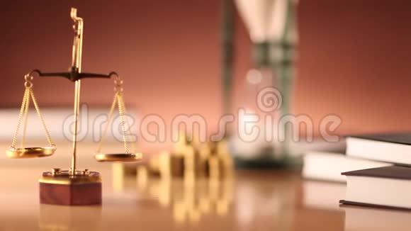 棕色背景下的法律概念视频的预览图