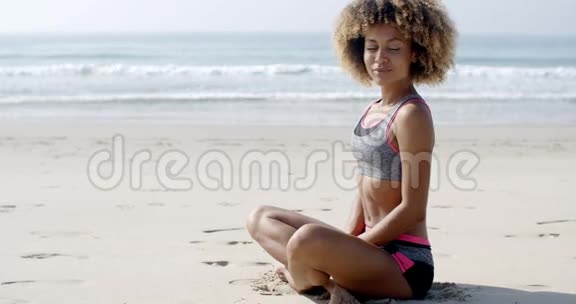 沙滩上的年轻运动女孩视频的预览图