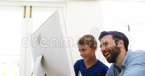快乐的父子一起用电脑视频的预览图