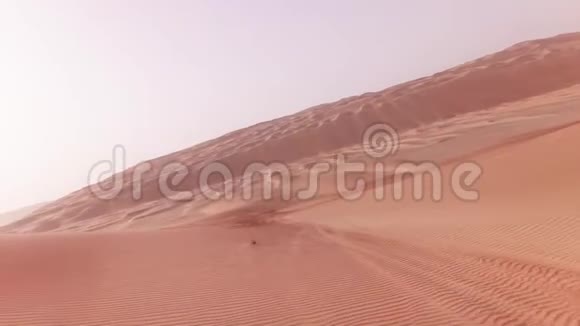 乘坐越野车行驶在鲁巴尔卡利沙漠沙滩上的股票录像视频的预览图