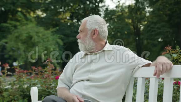 坐在公园白凳上的老人视频的预览图