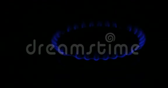 蓝色天然气火焰两个相机角度视频的预览图