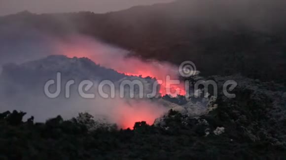 熔岩流在埃特纳火山上西西里岛视频的预览图