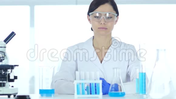科学家实验室里看蓝色溶液的医生视频的预览图