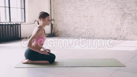 很漂亮的瑜伽女孩在工作室做体式视频的预览图