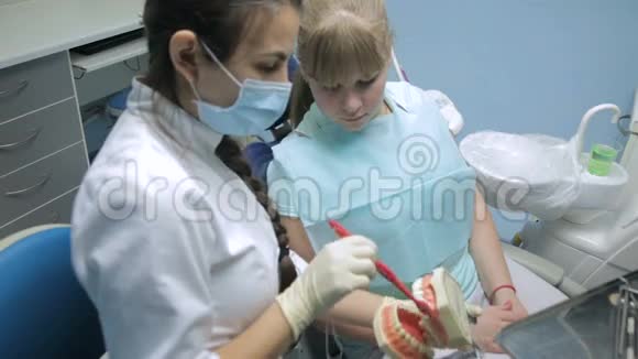 在牙医接待处的病人视频的预览图
