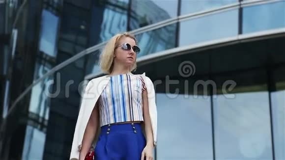 年轻的商务女性穿着蓝色短裤视频的预览图