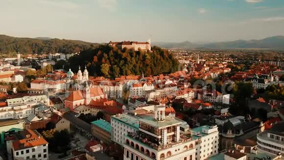 卢布尔雅那市景日落时斯洛文尼亚首都视频的预览图