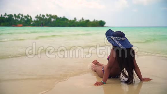 穿比基尼的年轻美丽的亚洲女孩在热带海滩享受暑假暑假与生活方式理念视频的预览图