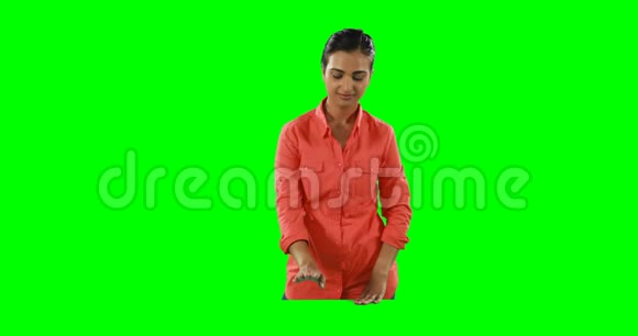 女用隐形屏幕对着绿色屏幕4k视频的预览图