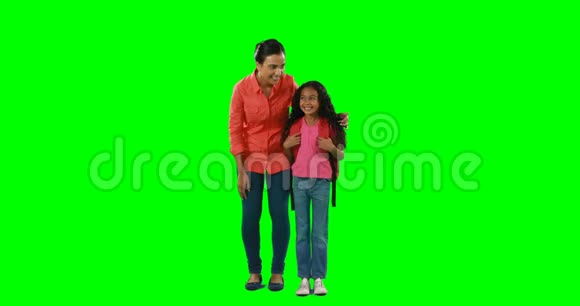 母亲与女儿互动4K视频的预览图