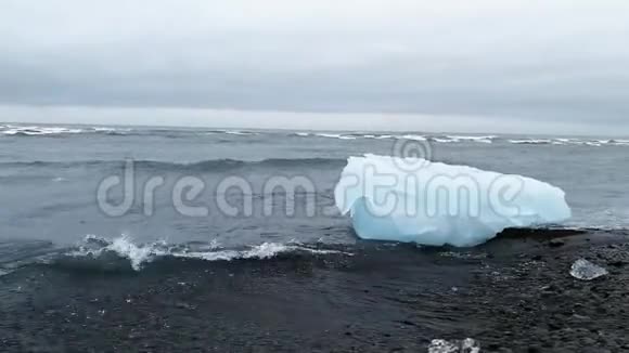 Jokulsarlon的冰山冰岛的冰川湖视频的预览图