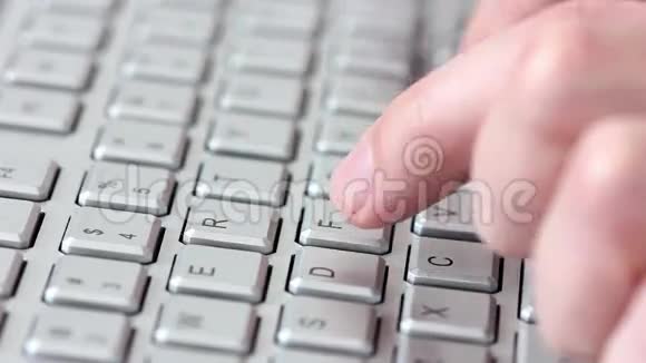 在电脑键盘上打字视频的预览图