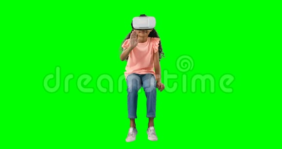 女孩使用虚拟现实耳机4k视频的预览图