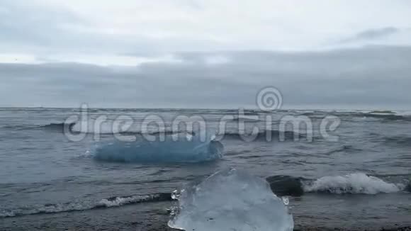 Jokulsarlon的冰山冰岛的冰川湖视频的预览图