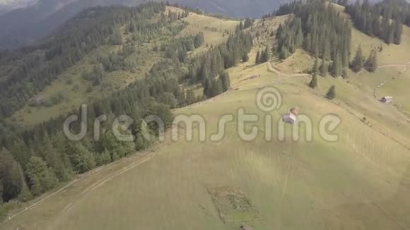 乌克兰Dzembronya村附近的夏季喀尔巴阡山脉的高空俯视图视频的预览图