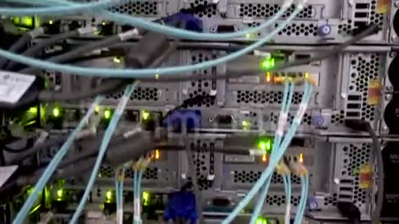 光纤在大数据中心的机架上切断电脑视频的预览图