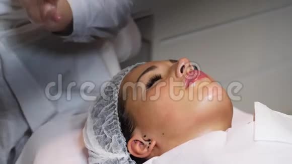 美容师要戴面罩为年轻女人剥皮女人有美容手术视频的预览图
