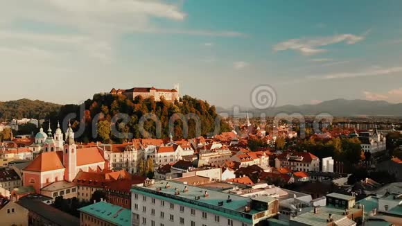 卢布尔雅那市景日落时斯洛文尼亚首都视频的预览图