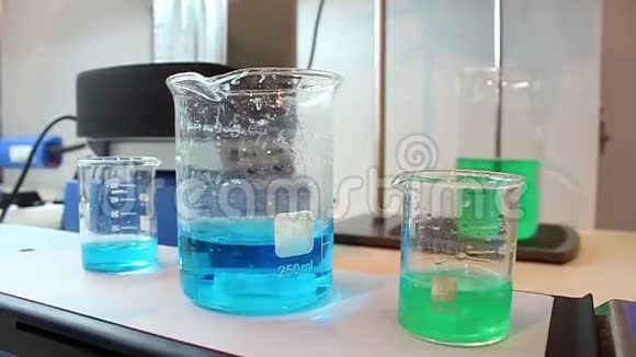化学实验室视频的预览图