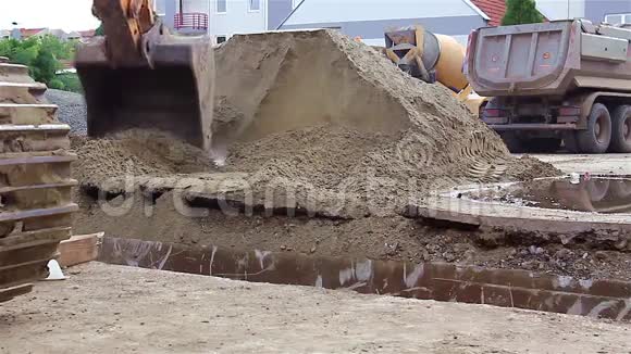 挖掘机在行动视频的预览图