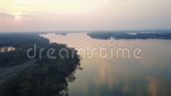 日落时分飞越河流视频的预览图