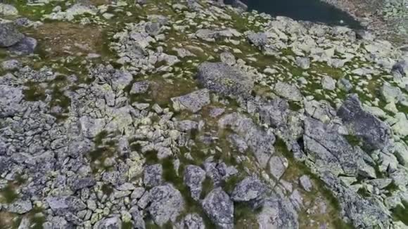 鸟瞰群山中的湖泊视频的预览图