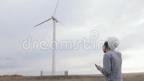 日落时的工程师和风车视频的预览图