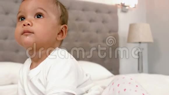 可爱的婴儿在床上玩耍视频的预览图