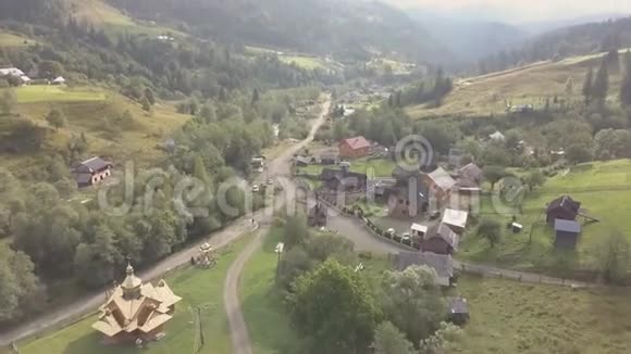 从空中俯瞰乌克兰Dzembronya村附近的其他夏季喀尔巴阡山脉视频的预览图