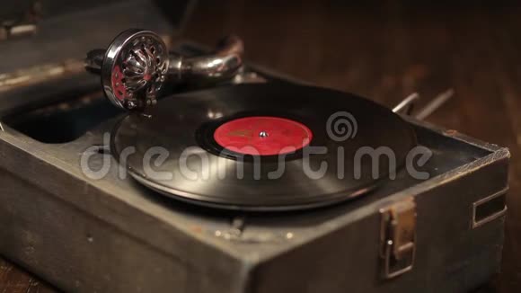 在复古的留声机上演奏乙烯基唱片视频的预览图