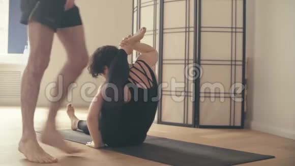 一个年轻的女人在大厅里做瑜伽视频的预览图