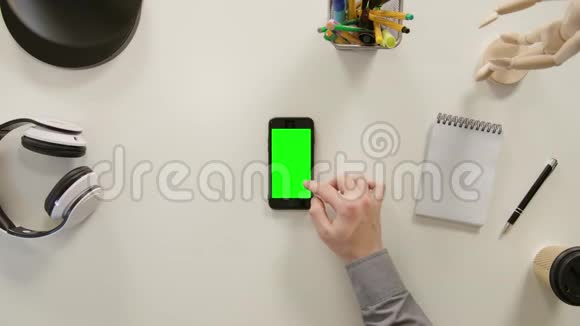 绿色触摸屏上的手指滚动视频的预览图