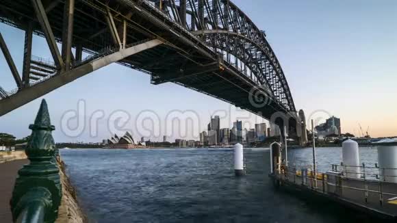 悉尼城市天际线上日夜日落视频的预览图