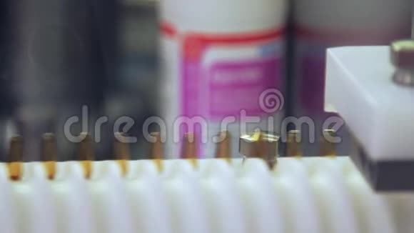 工厂制药生产线上的医用小瓶制造线视频的预览图